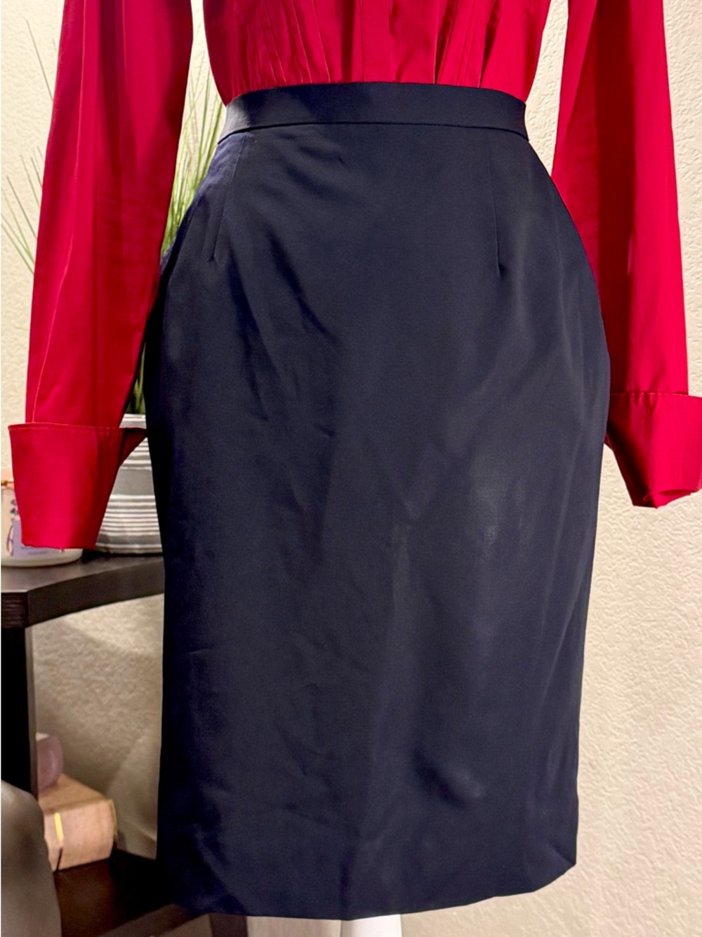 Balenciaga Uniformes Classic Navy Pencil Skirt - Sleek Professional Style